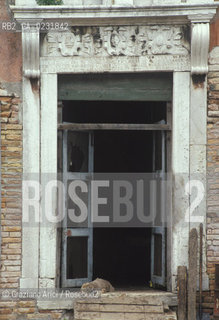 Caption: Nome:..ISOLA DEL LAZZARETTO VECCHIO....Localizzazione:..VENEZIA / ISOLA DEL LAZZARETTO VECCHIO / LAGUNA SUD..VENICE / THE ISLE OF LAZZARETTO VECCHIO / THE SOUTH LAGOON..Soggetto:..ISOLA DEL LAZZARETTO VECCHIO / FACCIATA DEL VECCHIO OSPEDALE PORTO..THE ISLE OF LAZZARETTO VECCHIO / THE OLD HOSPITALS FACADE  ..Cronologia:......Autore:.. ....Stile:......Editori Stampatori:......Committenza:......Materia e Tecnica:......Collocazione:......Note:..NEL 1423 SCOPPIO LA PESTE IN CITTA E LISOLA VENNE TRASFORMATA IN LAZZARETTO ..WITH THE 1423 PLAGUE THE ISLAND BECAME LAZZARETTO  (QUARANTINE STATION)..Riproduzione Fotografica:..Graziano Arici/Rosebud2 ...Copyright:..Graziano Arici / rosebud2/....Data:..1993....Costo:..A....Key:..ISOLE ABBANDONATE / PALAZZI..UNINHABITED ISLANDS / PALACES