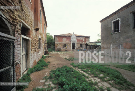 Caption: Nome:..ISOLA DEL LAZZARETTO VECCHIO....Localizzazione:..VENEZIA / ISOLA DEL LAZZARETTO VECCHIO / LAGUNA SUD..VENICE / THE ISLE OF LAZZARETTO VECCHIO / THE SOUTH LAGOON..Soggetto:..ISOLA DEL LAZZARETTO VECCHIO / CORTILE..THE ISLE OF LAZZARETTO VECCHIO / COURT YARD  ..Cronologia:......Autore:.. ....Stile:......Editori Stampatori:......Committenza:......Materia e Tecnica:......Collocazione:......Note:..NEL 1423 SCOPPIO LA PESTE IN CITTA E LISOLA VENNE TRASFORMATA IN LAZZARETTO ..WITH THE 1423 PLAGUE THE ISLAND BECAME LAZZARETTO  (QUARANTINE STATION)..Riproduzione Fotografica:..Graziano Arici/Rosebud2 ...Copyright:..Graziano Arici / rosebud2/....Data:..1993....Costo:..A....Key:..ISOLE ABBANDONATE..UNINHABITED ISLANDS