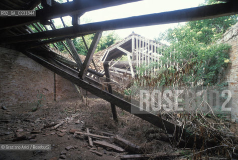 Caption: Nome:..ISOLA DEL LAZZARETTO VECCHIO: ROVINE....Localizzazione:..VENEZIA / ISOLA DEL LAZZARETTO VECCHIO / LAGUNA SUD..VENICE / THE ISLE OF LAZZARETTO VECCHIO / THE SOUTH LAGOON..Soggetto:..ISOLA DEL LAZZARETTO VECCHIO / ROVINE ..THE ISLE OF LAZZARETTO VECCHIO / REMAINS    ..Cronologia:......Autore:.. ....Stile:......Editori Stampatori:......Committenza:......Materia e Tecnica:......Collocazione:......Note:..NEL 1423 SCOPPIO LA PESTE IN CITTA E LISOLA VENNE TRASFORMATA IN LAZZARETTO ..WITH THE 1423 PLAGUE THE ISLAND BECAME LAZZARETTO  (QUARANTINE STATION)..Riproduzione Fotografica:..Graziano Arici/Rosebud2 ...Copyright:..Graziano Arici / rosebud2/....Data:..1993....Costo:..A....Key:..ISOLE ABBANDONATE..UNINHABITED ISLANDS