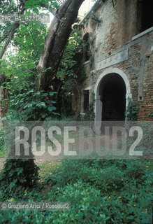Caption: Nome:..ISOLA DEL LAZZARETTO VECCHIO....Localizzazione:..VENEZIA / ISOLA DEL LAZZARETTO VECCHIO / LAGUNA SUD..VENICE / THE ISLE OF LAZZARETTO VECCHIO / THE SOUTH LAGOON..Soggetto:..ISOLA DEL LAZZARETTO VECCHIO / ROVINE..THE ISLE OF LAZZARETTO VECCHIO / REMAINS ..Cronologia:......Autore:.. ....Stile:......Editori Stampatori:......Committenza:......Materia e Tecnica:......Collocazione:......Note:..NEL 1423 SCOPPIO LA PESTE IN CITTA E LISOLA VENNE TRASFORMATA IN LAZZARETTO ..WITH THE 1423 PLAGUE THE ISLAND BECAME LAZZARETTO  (QUARANTINE STATION)..Riproduzione Fotografica:..Graziano Arici/Rosebud2 ...Copyright:..Graziano Arici / rosebud2/....Data:..1993....Costo:..A....Key:..ISOLE ABBANDONATE..UNINHABITED ISLANDS