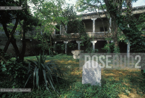 Caption: Nome:..ISOLA DEL LAZZARETTO VECCHIO: CHIOSTRO....Localizzazione:..VENEZIA / ISOLA DEL LAZZARETTO VECCHIO / LAGUNA SUD..VENICE / THE ISLE OF LAZZARETTO VECCHIO / THE SOUTH LAGOON..Soggetto:..ISOLA DEL LAZZARETTO VECCHIO / CHIOSTRO..THE ISLE OF LAZZARETTO VECCHIO / CLOISTER..Cronologia:......Autore:.. ....Stile:......Editori Stampatori:......Committenza:......Materia e Tecnica:......Collocazione:......Note:..NEL 1423 SCOPPIO LA PESTE IN CITTA E LISOLA VENNE TRASFORMATA IN LAZZARETTO ..WITH THE 1423 PLAGUE THE ISLAND BECAME LAZZARETTO  (QUARANTINE STATION)..Riproduzione Fotografica:..Graziano Arici/Rosebud2 ...Copyright:..Graziano Arici / rosebud2/....Data:..1993....Costo:..A....Key:..ISOLE ABBANDONATE..UNINHABITED ISLANDS