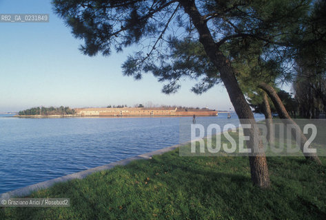 Caption: Nome:..ISOLA DEL LAZZARETTO VECCHIO DAL LIDO....Localizzazione:..VENEZIA / ISOLA DEL LAZZARETTO VECCHIO / LAGUNA SUD..VENICE / THE ISLE OF LAZZARETTO VECCHIO / THE SOUTH LAGOON..Soggetto:..ISOLA DEL LAZZARETTO VECCHIO  VISTA DAL LIDO..THE ISLE OF LAZZARETTO VECCHIO FROM LIDO   ..Cronologia:......Autore:.. ....Stile:......Editori Stampatori:......Committenza:......Materia e Tecnica:......Collocazione:......Note:..NEL 1423 SCOPPIO LA PESTE IN CITTA E LISOLA VENNE TRASFORMATA IN LAZZARETTO ..WITH THE 1423 PLAGUE THE ISLAND BECAME LAZZARETTO  (QUARANTINE STATION)..Riproduzione Fotografica:..Graziano Arici/Rosebud2 ...Copyright:..Graziano Arici / rosebud2/....Data:..1993....Costo:..A....Key:..ISOLE ABBANDONATE..UNINHABITED ISLANDS
