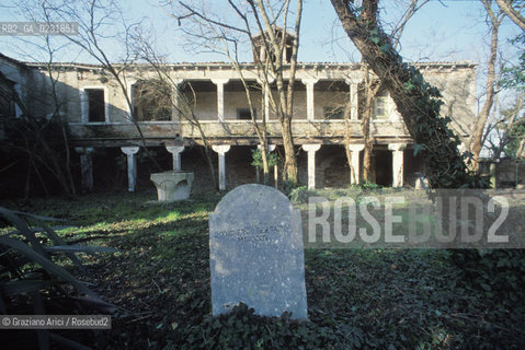 Caption: Nome:..ISOLA DEL LAZZARETTO VECCHIO: CHIOSTRO....Localizzazione:..VENEZIA / ISOLA DEL LAZZARETTO VECCHIO / LAGUNA SUD..VENICE / THE ISLE OF LAZZARETTO VECCHIO / THE SOUTH LAGOON..Soggetto:..ISOLA DEL LAZZARETTO VECCHIO / CHIOSTRO..THE ISLE OF LAZZARETTO VECCHIO / CLOISTER..Cronologia:......Autore:.. ....Stile:......Editori Stampatori:......Committenza:......Materia e Tecnica:......Collocazione:......Note:..NEL 1423 SCOPPIO LA PESTE IN CITTA E LISOLA VENNE TRASFORMATA IN LAZZARETTO ..WITH THE 1423 PLAGUE THE ISLAND BECAME LAZZARETTO  (QUARANTINE STATION)..Riproduzione Fotografica:..Graziano Arici/Rosebud2 ...Copyright:..Graziano Arici / rosebud2/....Data:..1993....Costo:..A....Key:..ISOLE ABBANDONATE..UNINHABITED ISLANDS