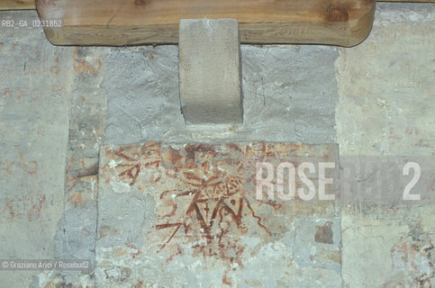 Caption: Nome:..ISOLA DEL LAZZARETTO VECCHIO....Localizzazione:..VENEZIA / ISOLA DEL LAZZARETTO VECCHIO / LAGUNA SUD..VENICE / THE ISLE OF LAZZARETTO VECCHIO / THE SOUTH LAGOON..Soggetto:..ISOLA DEL LAZZARETTO VECCHIO / GRAFFITI SULLA PARETE DELLOSPEDALE..THE ISLE OF LAZZARETTO VECCHIO / GRAFFITI ON THE HOSPITAL WALL    ..Cronologia:......Autore:.. ....Stile:......Editori Stampatori:......Committenza:......Materia e Tecnica:......Collocazione:......Note:..NEL 1423 SCOPPIO LA PESTE IN CITTA E LISOLA VENNE TRASFORMATA IN LAZZARETTO ..WITH THE 1423 PLAGUE THE ISLAND BECAME LAZZARETTO  (QUARANTINE STATION)..Riproduzione Fotografica:..Graziano Arici/Rosebud2 ...Copyright:..Graziano Arici / rosebud2/....Data:..1993....Costo:..A....Key:..ISOLE ABBANDONATE..UNINHABITED ISLANDS