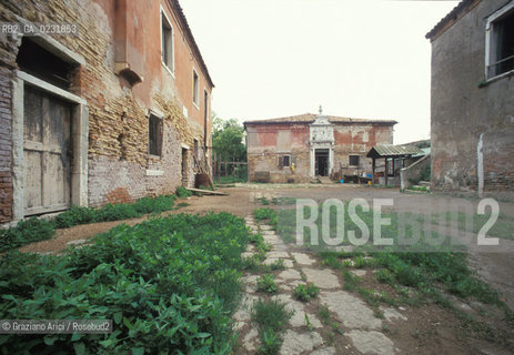 Caption: Nome:..ISOLA DEL LAZZARETTO VECCHIO....Localizzazione:..VENEZIA / ISOLA DEL LAZZARETTO VECCHIO / LAGUNA SUD..VENICE / THE ISLE OF LAZZARETTO VECCHIO / THE SOUTH LAGOON..Soggetto:..ISOLA DEL LAZZARETTO VECCHIO / CORTILE..THE ISLE OF LAZZARETTO VECCHIO / COURT YARD  ..Cronologia:......Autore:.. ....Stile:......Editori Stampatori:......Committenza:......Materia e Tecnica:......Collocazione:......Note:..NEL 1423 SCOPPIO LA PESTE IN CITTA E LISOLA VENNE TRASFORMATA IN LAZZARETTO ..WITH THE 1423 PLAGUE THE ISLAND BECAME LAZZARETTO  (QUARANTINE STATION)..Riproduzione Fotografica:..Graziano Arici/Rosebud2 ...Copyright:..Graziano Arici / rosebud2/....Data:..1993....Costo:..A....Key:..ISOLE ABBANDONATE..UNINHABITED ISLANDS