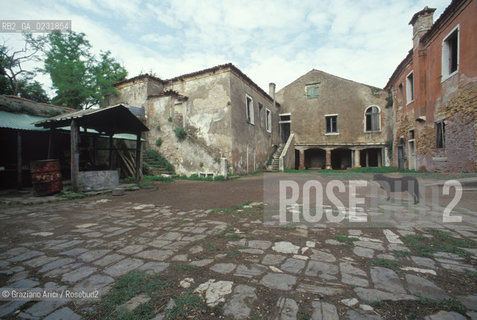Caption: Nome:..ISOLA DEL LAZZARETTO VECCHIO....Localizzazione:..VENEZIA / ISOLA DEL LAZZARETTO VECCHIO / LAGUNA SUD..VENICE / THE ISLE OF LAZZARETTO VECCHIO / THE SOUTH LAGOON..Soggetto:..ISOLA DEL LAZZARETTO VECCHIO / CORTILE..THE ISLE OF LAZZARETTO VECCHIO / COURT YARD  ..Cronologia:......Autore:.. ....Stile:......Editori Stampatori:......Committenza:......Materia e Tecnica:......Collocazione:......Note:..NEL 1423 SCOPPIO LA PESTE IN CITTA E LISOLA VENNE TRASFORMATA IN LAZZARETTO ..WITH THE 1423 PLAGUE THE ISLAND BECAME LAZZARETTO  (QUARANTINE STATION)..Riproduzione Fotografica:..Graziano Arici/Rosebud2 ...Copyright:..Graziano Arici / rosebud2/....Data:..1993....Costo:..A....Key:..ISOLE ABBANDONATE..UNINHABITED ISLANDS