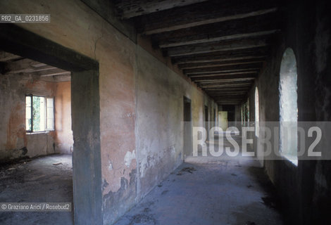 Caption: Nome:..ISOLA DEL LAZZARETTO VECCHIO: OSPEDALE....Localizzazione:..VENEZIA / ISOLA DEL LAZZARETTO VECCHIO / LAGUNA SUD..VENICE / THE ISLE OF LAZZARETTO VECCHIO / THE SOUTH LAGOON..Soggetto:..ISOLA DEL LAZZARETTO VECCHIO / ROVINE DELL OSPEDALE..THE ISLE OF LAZZARETTO VECCHIO / REMAINS  OF THE HOSPITAL..Cronologia:......Autore:.. ....Stile:......Editori Stampatori:......Committenza:......Materia e Tecnica:......Collocazione:......Note:..NEL 1423 SCOPPIO LA PESTE IN CITTA E LISOLA VENNE TRASFORMATA IN LAZZARETTO ..WITH THE 1423 PLAGUE THE ISLAND BECAME LAZZARETTO  (QUARANTINE STATION)..Riproduzione Fotografica:..Graziano Arici/Rosebud2 ...Copyright:..Graziano Arici / rosebud2/....Data:..1993....Costo:..A....Key:..ISOLE ABBANDONATE / PALAZZI..UNINHABITED ISLANDS / PALACES