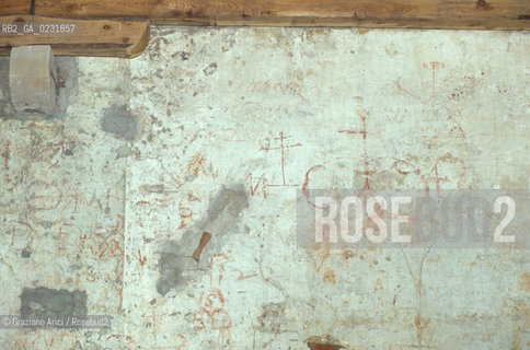 Caption: Nome:..ISOLA DEL LAZZARETTO VECCHIO....Localizzazione:..VENEZIA / ISOLA DEL LAZZARETTO VECCHIO / LAGUNA SUD..VENICE / THE ISLE OF LAZZARETTO VECCHIO / THE SOUTH LAGOON..Soggetto:..ISOLA DEL LAZZARETTO VECCHIO / GRAFFITI SULLA PARETE DELLOSPEDALE..THE ISLE OF LAZZARETTO VECCHIO / GRAFFITI ON THE HOSPITAL WALL    ..Cronologia:......Autore:.. ....Stile:......Editori Stampatori:......Committenza:......Materia e Tecnica:......Collocazione:......Note:..NEL 1423 SCOPPIO LA PESTE IN CITTA E LISOLA VENNE TRASFORMATA IN LAZZARETTO ..WITH THE 1423 PLAGUE THE ISLAND BECAME LAZZARETTO  (QUARANTINE STATION)..Riproduzione Fotografica:..Graziano Arici/Rosebud2 ...Copyright:..Graziano Arici / rosebud2/....Data:..1993....Costo:..A....Key:..ISOLE ABBANDONATE..UNINHABITED ISLANDS