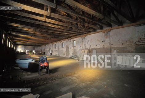 Caption: Nome:..ISOLA DEL LAZZARETTO VECCHIO: OSPEDALE....Localizzazione:..VENEZIA / ISOLA DEL LAZZARETTO VECCHIO / LAGUNA SUD..VENICE / THE ISLE OF LAZZARETTO VECCHIO / THE SOUTH LAGOON..Soggetto:..ISOLA DEL LAZZARETTO VECCHIO / ROVINE DELL OSPEDALE..THE ISLE OF LAZZARETTO VECCHIO / REMAINS  OF THE HOSPITAL..Cronologia:......Autore:.. ....Stile:......Editori Stampatori:......Committenza:......Materia e Tecnica:......Collocazione:......Note:..NEL 1423 SCOPPIO LA PESTE IN CITTA E LISOLA VENNE TRASFORMATA IN LAZZARETTO ..WITH THE 1423 PLAGUE THE ISLAND BECAME LAZZARETTO  (QUARANTINE STATION)..Riproduzione Fotografica:..Graziano Arici/Rosebud2 ...Copyright:..Graziano Arici / rosebud2/....Data:..1993....Costo:..A....Key:..ISOLE ABBANDONATE / PALAZZI..UNINHABITED ISLANDS / PALACES