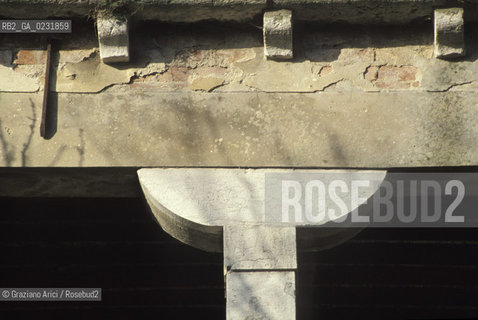 Caption: Nome:..ISOLA DEL LAZZARETTO VECCHIO: CHIOSTRO....Localizzazione:..VENEZIA / ISOLA DEL LAZZARETTO VECCHIO / LAGUNA SUD..VENICE / THE ISLE OF LAZZARETTO VECCHIO / THE SOUTH LAGOON..Soggetto:..ISOLA DEL LAZZARETTO VECCHIO / CHIOSTRO / PARTICOLARE DI UNA COLONNA ..THE ISLE OF LAZZARETTO VECCHIO / CLOISTER / DETAIL OF A COLUMN..Cronologia:......Autore:.. ....Stile:......Editori Stampatori:......Committenza:......Materia e Tecnica:......Collocazione:......Note:..NEL 1423 SCOPPIO LA PESTE IN CITTA E LISOLA VENNE TRASFORMATA IN LAZZARETTO ..WITH THE 1423 PLAGUE THE ISLAND BECAME LAZZARETTO  (QUARANTINE STATION)..Riproduzione Fotografica:..Graziano Arici/Rosebud2 ...Copyright:..Graziano Arici / rosebud2/....Data:..1993....Costo:..A....Key:..ISOLE ABBANDONATE..UNINHABITED ISLANDS