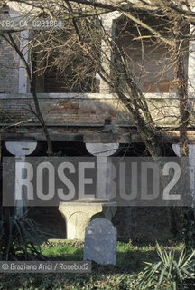 Caption: Nome:..ISOLA DEL LAZZARETTO VECCHIO: CHIOSTRO....Localizzazione:..VENEZIA / ISOLA DEL LAZZARETTO VECCHIO / LAGUNA SUD..VENICE / THE ISLE OF LAZZARETTO VECCHIO / THE SOUTH LAGOON..Soggetto:..ISOLA DEL LAZZARETTO VECCHIO / CHIOSTRO..THE ISLE OF LAZZARETTO VECCHIO / CLOISTER   ..Cronologia:......Autore:.. ....Stile:......Editori Stampatori:......Committenza:......Materia e Tecnica:......Collocazione:......Note:..NEL 1423 SCOPPIO LA PESTE IN CITTA E LISOLA VENNE TRASFORMATA IN LAZZARETTO ..WITH THE 1423 PLAGUE THE ISLAND BECAME LAZZARETTO  (QUARANTINE STATION)..Riproduzione Fotografica:..Graziano Arici/Rosebud2 ...Copyright:..Graziano Arici / rosebud2/....Data:..1993....Costo:..A....Key:..ISOLE ABBANDONATE..UNINHABITED ISLANDS