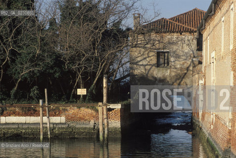Caption: Nome:..ISOLA DEL LAZZARETTO VECCHIO....Localizzazione:..VENEZIA / ISOLA DEL LAZZARETTO VECCHIO / LAGUNA SUD..VENICE / THE ISLE OF LAZZARETTO VECCHIO / THE SOUTH LAGOON..Soggetto:..ISOLA DEL LAZZARETTO VECCHIO / CASA SUL CANALE DELLA CAVANA ..THE ISLE OF LAZZARETTO VECCHIO / HOUSE ON THE CAVANA CANAL    ..Cronologia:......Autore:.. ....Stile:......Editori Stampatori:......Committenza:......Materia e Tecnica:......Collocazione:......Note:..NEL 1423 SCOPPIO LA PESTE IN CITTA E LISOLA VENNE TRASFORMATA IN LAZZARETTO ..WITH THE 1423 PLAGUE THE ISLAND BECAME LAZZARETTO  (QUARANTINE STATION)..Riproduzione Fotografica:..Graziano Arici/Rosebud2 ...Copyright:..Graziano Arici / rosebud2/....Data:..1993....Costo:..A....Key:..ISOLE ABBANDONATE..UNINHABITED ISLANDS