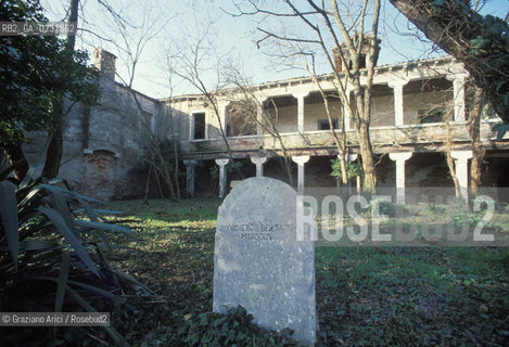 Caption: Nome:..ISOLA DEL LAZZARETTO VECCHIO: CHIOSTRO....Localizzazione:..VENEZIA / ISOLA DEL LAZZARETTO VECCHIO / LAGUNA SUD..VENICE / THE ISLE OF LAZZARETTO VECCHIO / THE SOUTH LAGOON..Soggetto:..ISOLA DEL LAZZARETTO VECCHIO / CHIOSTRO..THE ISLE OF LAZZARETTO VECCHIO / CLOISTER..Cronologia:......Autore:.. ....Stile:......Editori Stampatori:......Committenza:......Materia e Tecnica:......Collocazione:......Note:..NEL 1423 SCOPPIO LA PESTE IN CITTA E LISOLA VENNE TRASFORMATA IN LAZZARETTO ..WITH THE 1423 PLAGUE THE ISLAND BECAME LAZZARETTO  (QUARANTINE STATION)..Riproduzione Fotografica:..Graziano Arici/Rosebud2 ...Copyright:..Graziano Arici / rosebud2/....Data:..1993....Costo:..A....Key:..ISOLE ABBANDONATE..UNINHABITED ISLANDS