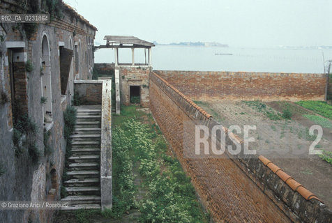 Caption: Nome:..ISOLA DEL LAZZARETTO VECCHIO: TERRAZZA SULLA LAGUNA....Localizzazione:..VENEZIA / ISOLA DEL LAZZARETTO VECCHIO / LAGUNA SUD..VENICE / THE ISLE OF LAZZARETTO VECCHIO / THE SOUTH LAGOON..Soggetto:..ISOLA DEL LAZZARETTO VECCHIO / TERRAZZA SULLA LAGUNA..THE ISLE OF LAZZARETTO VECCHIO /TERRACE ON THE LAGOON  ..Cronologia:......Autore:.. ....Stile:......Editori Stampatori:......Committenza:......Materia e Tecnica:......Collocazione:......Note:..NEL 1423 SCOPPIO LA PESTE IN CITTA E LISOLA VENNE TRASFORMATA IN LAZZARETTO ..WITH THE 1423 PLAGUE THE ISLAND BECAME LAZZARETTO  (QUARANTINE STATION)..Riproduzione Fotografica:..Graziano Arici/Rosebud2 ...Copyright:..Graziano Arici / rosebud2/....Data:..1993....Costo:..A....Key:..ISOLE ABBANDONATE..UNINHABITED ISLANDS
