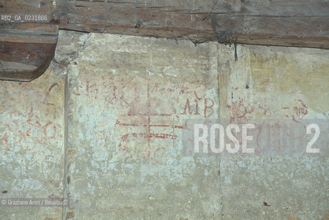 Caption: Nome:..ISOLA DEL LAZZARETTO VECCHIO....Localizzazione:..VENEZIA / ISOLA DEL LAZZARETTO VECCHIO / LAGUNA SUD..VENICE / THE ISLE OF LAZZARETTO VECCHIO / THE SOUTH LAGOON..Soggetto:..ISOLA DEL LAZZARETTO VECCHIO / GRAFFITI SULLA PARETE DELLOSPEDALE..THE ISLE OF LAZZARETTO VECCHIO / GRAFFITI ON THE HOSPITAL WALL    ..Cronologia:......Autore:.. ....Stile:......Editori Stampatori:......Committenza:......Materia e Tecnica:......Collocazione:......Note:..NEL 1423 SCOPPIO LA PESTE IN CITTA E LISOLA VENNE TRASFORMATA IN LAZZARETTO ..WITH THE 1423 PLAGUE THE ISLAND BECAME LAZZARETTO  (QUARANTINE STATION)..Riproduzione Fotografica:..Graziano Arici/Rosebud2 ...Copyright:..Graziano Arici / rosebud2/....Data:..1993....Costo:..A....Key:..ISOLE ABBANDONATE..UNINHABITED ISLANDS