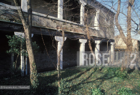 Caption: Nome:..ISOLA DEL LAZZARETTO VECCHIO: CHIOSTRO....Localizzazione:..VENEZIA / ISOLA DEL LAZZARETTO VECCHIO / LAGUNA SUD..VENICE / THE ISLE OF LAZZARETTO VECCHIO / THE SOUTH LAGOON..Soggetto:..ISOLA DEL LAZZARETTO VECCHIO / CHIOSTRO..THE ISLE OF LAZZARETTO VECCHIO / CLOISTER..Cronologia:......Autore:.. ....Stile:......Editori Stampatori:......Committenza:......Materia e Tecnica:......Collocazione:......Note:..NEL 1423 SCOPPIO LA PESTE IN CITTA E LISOLA VENNE TRASFORMATA IN LAZZARETTO ..WITH THE 1423 PLAGUE THE ISLAND BECAME LAZZARETTO  (QUARANTINE STATION)..Riproduzione Fotografica:..Graziano Arici/Rosebud2 ...Copyright:..Graziano Arici / rosebud2/....Data:..1993....Costo:..A....Key:..ISOLE ABBANDONATE..UNINHABITED ISLANDS