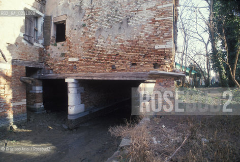 Caption: Nome:..ISOLA DEL LAZZARETTO VECCHIO....Localizzazione:..VENEZIA / ISOLA DEL LAZZARETTO VECCHIO / LAGUNA SUD..VENICE / THE ISLE OF LAZZARETTO VECCHIO / THE SOUTH LAGOON..Soggetto:..ISOLA DEL LAZZARETTO VECCHIO / CASA SUL CANALE DELLA CAVANA ..THE ISLE OF LAZZARETTO VECCHIO / HOUSE ON THE CAVANA CANAL    ..Cronologia:......Autore:.. ....Stile:......Editori Stampatori:......Committenza:......Materia e Tecnica:......Collocazione:......Note:..NEL 1423 SCOPPIO LA PESTE IN CITTA E LISOLA VENNE TRASFORMATA IN LAZZARETTO ..WITH THE 1423 PLAGUE THE ISLAND BECAME LAZZARETTO  (QUARANTINE STATION)..Riproduzione Fotografica:..Graziano Arici/Rosebud2 ...Copyright:..Graziano Arici / rosebud2/....Data:..1993....Costo:..A....Key:..ISOLE ABBANDONATE..UNINHABITED ISLANDS