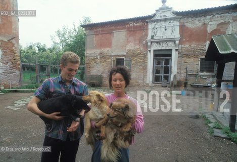 Caption: Nome:..ISOLA DEL LAZZARETTO VECCHIO: RIFUGIO PER CANI....Localizzazione:..VENEZIA / ISOLA DEL LAZZARETTO VECCHIO / LAGUNA SUD..VENICE / THE ISLE OF LAZZARETTO VECCHIO / THE SOUTH LAGOON..Soggetto:..ISOLA DEL LAZZARETTO VECCHIO / RIFUGIO PER CANI..THE ISLE OF LAZZARETTO VECCHIO / REFUGE FOR DOGS ..Cronologia:......Autore:.. ....Stile:......Editori Stampatori:......Committenza:......Materia e Tecnica:......Collocazione:......Note:..NEL 1423 SCOPPIO LA PESTE IN CITTA E LISOLA VENNE TRASFORMATA IN LAZZARETTO / DAL 1968 E DIVENTATA RIFUGIO PER CANI ABBANDONATI ..WITH THE 1423 PLAGUE THE ISLAND BECAME LAZZARETTO  (QUARANTINE STATION) / FROM 1968  IT BECAME A REFUGE FOR ABANDONED DOGS..Riproduzione Fotografica:..Graziano Arici/Rosebud2 ...Copyright:..Graziano Arici / rosebud2/....Data:..1993....Costo:..A....Key:..ISOLE ABBANDONATE..UNINHABITED ISLANDS