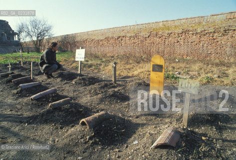 Caption: Nome:..ISOLA DEL LAZZARETTO VECCHIO: CIMITERO DEI CANI....Localizzazione:..VENEZIA / ISOLA DEL LAZZARETTO VECCHIO / LAGUNA SUD..VENICE / THE ISLE OF LAZZARETTO VECCHIO / THE SOUTH LAGOON..Soggetto:..ISOLA DEL LAZZARETTO VECCHIO / CIMITERO DEI CANI..THE ISLE OF LAZZARETTO VECCHIO / DOGS CEMETERY   ..Cronologia:......Autore:.. ....Stile:......Editori Stampatori:......Committenza:......Materia e Tecnica:......Collocazione:......Note:..NEL 1423 SCOPPIO LA PESTE IN CITTA E LISOLA VENNE TRASFORMATA IN LAZZARETTO / DAL 1968 E DIVENTATA RIFUGIO PER CANI ABBANDONATI ..WITH THE 1423 PLAGUE THE ISLAND BECAME LAZZARETTO  (QUARANTINE STATION) / FROM 1968  IT BECAME A REFUGE FOR ABANDONED DOGS..Riproduzione Fotografica:..Graziano Arici/Rosebud2 ...Copyright:..Graziano Arici / rosebud2/....Data:..1993....Costo:..A....Key:..ISOLE ABBANDONATE..UNINHABITED ISLANDS