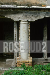 Caption: Nome:..ISOLA DEL LAZZARETTO VECCHIO: CHIOSTRO....Localizzazione:..VENEZIA / ISOLA DEL LAZZARETTO VECCHIO / LAGUNA SUD..VENICE / THE ISLE OF LAZZARETTO VECCHIO / THE SOUTH LAGOON..Soggetto:..ISOLA DEL LAZZARETTO VECCHIO / CHIOSTRO COLONNA..THE ISLE OF LAZZARETTO VECCHIO / CLOISTER..Cronologia:......Autore:.. ....Stile:......Editori Stampatori:......Committenza:......Materia e Tecnica:......Collocazione:......Note:..NEL 1423 SCOPPIO LA PESTE IN CITTA E LISOLA VENNE TRASFORMATA IN LAZZARETTO ..WITH THE 1423 PLAGUE THE ISLAND BECAME LAZZARETTO  (QUARANTINE STATION)..Riproduzione Fotografica:..Graziano Arici/Rosebud2 ...Copyright:..Graziano Arici / rosebud2/....Data:..1993....Costo:..A....Key:..ISOLE ABBANDONATE..UNINHABITED ISLANDS