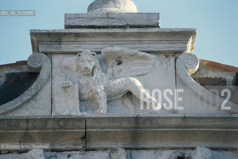 Caption: Nome:..ISOLA DEL LAZZARETTO VECCHIO: OSPEDALE....Localizzazione:..VENEZIA / ISOLA DEL LAZZARETTO VECCHIO / LAGUNA SUD..VENICE / THE ISLE OF LAZZARETTO VECCHIO / THE SOUTH LAGOON..Soggetto:..ISOLA DEL LAZZARETTO VECCHIO / PARTICOLARE DELLA FACCIATA DEL VECCHIO OSPEDALE / COPIA DEL LEONE DI SAN MARCO..THE ISLE OF LAZZARETTO VECCHIO / THE OLD HOSPITALS FACADE (DETAIL) WITH A COPY OF ST. MARKS  LION ..Cronologia:......Autore:.. ....Stile:......Editori Stampatori:......Committenza:......Materia e Tecnica:......Collocazione:......Note:..NEL 1423 SCOPPIO LA PESTE IN CITTA E LISOLA VENNE TRASFORMATA IN LAZZARETTO ..WITH THE 1423 PLAGUE THE ISLAND BECAME LAZZARETTO  (QUARANTINE STATION)..Riproduzione Fotografica:..Graziano Arici/Rosebud2 ...Copyright:..Graziano Arici / rosebud2/....Data:..1993....Costo:..A....Key:..ISOLE ABBANDONATE / PALAZZI..UNINHABITED ISLANDS / PALACES