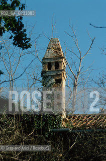 Caption: Nome:..ISOLA DEL LAZZARETTO VECCHIO: ROVINE....Localizzazione:..VENEZIA / ISOLA DEL LAZZARETTO VECCHIO / LAGUNA SUD..VENICE / THE ISLE OF LAZZARETTO VECCHIO / THE SOUTH LAGOON..Soggetto:..ISOLA DEL LAZZARETTO VECCHIO / ROVINE CAMINO..THE ISLE OF LAZZARETTO VECCHIO / REMAINS  ..Cronologia:......Autore:.. ....Stile:......Editori Stampatori:......Committenza:......Materia e Tecnica:......Collocazione:......Note:..NEL 1423 SCOPPIO LA PESTE IN CITTA E LISOLA VENNE TRASFORMATA IN LAZZARETTO ..WITH THE 1423 PLAGUE THE ISLAND BECAME LAZZARETTO  (QUARANTINE STATION)..Riproduzione Fotografica:..Graziano Arici/Rosebud2 ...Copyright:..Graziano Arici / rosebud2/....Data:..1993....Costo:..A....Key:..ISOLE ABBANDONATE..UNINHABITED ISLANDS