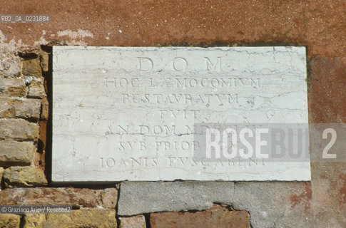 Caption: Nome:..ISOLA DEL LAZZARETTO VECCHIO....Localizzazione:..VENEZIA / ISOLA DEL LAZZARETTO VECCHIO / LAGUNA SUD..VENICE / THE ISLE OF LAZZARETTO VECCHIO / THE SOUTH LAGOON..Soggetto:..ISOLA DEL LAZZARETTO VECCHIO / LAPIDE CHE ATTESTA IL RESTAURO AVVENUTO NEL 1754..THE ISLE OF LAZZARETTO VECCHIO / PLAQUE ATTESTING THE 1754 RESTORATION ..Cronologia:......Autore:.. ....Stile:......Editori Stampatori:......Committenza:......Materia e Tecnica:......Collocazione:......Note:..NEL 1423 SCOPPIO LA PESTE IN CITTA E LISOLA VENNE TRASFORMATA IN LAZZARETTO ..WITH THE 1423 PLAGUE THE ISLAND BECAME LAZZARETTO  (QUARANTINE STATION)..Riproduzione Fotografica:..Graziano Arici/Rosebud2 ...Copyright:..Graziano Arici / rosebud2/....Data:..1993....Costo:..A....Key:..ISOLE ABBANDONATE..UNINHABITED ISLANDS
