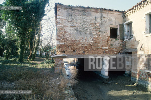 Caption: Nome:..ISOLA DEL LAZZARETTO VECCHIO....Localizzazione:..VENEZIA / ISOLA DEL LAZZARETTO VECCHIO / LAGUNA SUD..VENICE / THE ISLE OF LAZZARETTO VECCHIO / THE SOUTH LAGOON..Soggetto:..ISOLA DEL LAZZARETTO VECCHIO / CASA SUL CANALE DELLA CAVANA ..THE ISLE OF LAZZARETTO VECCHIO / HOUSE ON THE CAVANA CANAL    ..Cronologia:......Autore:.. ....Stile:......Editori Stampatori:......Committenza:......Materia e Tecnica:......Collocazione:......Note:..NEL 1423 SCOPPIO LA PESTE IN CITTA E LISOLA VENNE TRASFORMATA IN LAZZARETTO ..WITH THE 1423 PLAGUE THE ISLAND BECAME LAZZARETTO  (QUARANTINE STATION)..Riproduzione Fotografica:..Graziano Arici/Rosebud2 ...Copyright:..Graziano Arici / rosebud2/....Data:..1993....Costo:..A....Key:..ISOLE ABBANDONATE..UNINHABITED ISLANDS