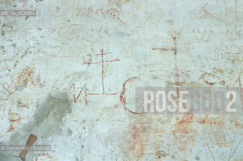 Caption: Nome:..ISOLA DEL LAZZARETTO VECCHIO....Localizzazione:..VENEZIA / ISOLA DEL LAZZARETTO VECCHIO / LAGUNA SUD..VENICE / THE ISLE OF LAZZARETTO VECCHIO / THE SOUTH LAGOON..Soggetto:..ISOLA DEL LAZZARETTO VECCHIO / GRAFFITI SULLA PARETE DELLOSPEDALE..THE ISLE OF LAZZARETTO VECCHIO / GRAFFITI ON THE HOSPITAL WALL    ..Cronologia:......Autore:.. ....Stile:......Editori Stampatori:......Committenza:......Materia e Tecnica:......Collocazione:......Note:..NEL 1423 SCOPPIO LA PESTE IN CITTA E LISOLA VENNE TRASFORMATA IN LAZZARETTO ..WITH THE 1423 PLAGUE THE ISLAND BECAME LAZZARETTO  (QUARANTINE STATION)..Riproduzione Fotografica:..Graziano Arici/Rosebud2 ...Copyright:..Graziano Arici / rosebud2/....Data:..1993....Costo:..A....Key:..ISOLE ABBANDONATE..UNINHABITED ISLANDS