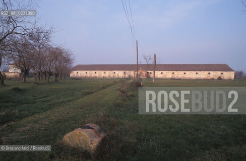 Caption: Caption: Nome:..ISOLA DEL LAZZARETTO NUOVO....Localizzazione:..VENEZIA / ISOLA DEL LAZZARETTO NUOVO / LAGUNA NORD..VENICE / THE ISLE OF LAZZARETTO NUOVO / THE NORTH LAGOON..Soggetto:..ISOLA DEL LAZZARETTO NUOVO / EDIFICIO TESON GRANDO..THE ISLE OF LAZZARETTO NUOVO / BUILDING ..Cronologia:......Autore:.. ....Stile:......Editori Stampatori:......Committenza:......Materia e Tecnica:......Collocazione:......Note:..NEL XV SEC. DIVENTA LAZZARETTO PER LESPURGO DELLE MERCI E SUCCESSIVAMENTE DELLE PERSONE SOSPETTE DI CONTAGIO. DOPO LA PESTILENZA DEL XVI SEC. VIENE ABBANDONATA E NEL 1800 DIVENTA ZONA MILITARE ..THE ISLAND BECAME A QUARANTINE STATION IN XVth CENTURY, FIRST FOR GOODS AND LATER FOR INDIVIDUALS SUSPECTED OF BEING INFECTED. AFTER THE PLAGUES OF THE XVIth CENTURY, THE ISLAND WAS ABANDONED AND IT BECAME A MILITARY POST IN 1800 ..Riproduzione Fotografica:..Graziano Arici/Rosebud2 ...Copyright:..Graziano Arici / rosebud2/....Data:..1992....Costo:..A....Key:..ISOLE ABBANDONATE..UNINHABITED ISLANDS