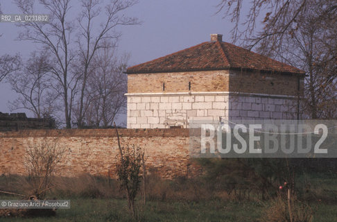 Caption: Nome:..ISOLA DEL LAZZARETTO NUOVO: POLVERIERA....Localizzazione:..VENEZIA / ISOLA DEL LAZZARETTO NUOVO / LAGUNA NORD..VENICE / THE ISLE OF LAZZARETTO NUOVO / THE NORTH LAGOON..Soggetto:..ISOLA DEL LAZZARETTO NUOVO / POLVERIERA..THE ISLE OF LAZZARETTO NUOVO / POWDER MAGAZINE..Cronologia:......Autore:.. ....Stile:......Editori Stampatori:......Committenza:......Materia e Tecnica:......Collocazione:......Note:..NEL XV SEC. DIVENTA LAZZARETTO PER LESPURGO DELLE MERCI E SUCCESSIVAMENTE DELLE PERSONE SOSPETTE DI CONTAGIO. DOPO LA PESTILENZA DEL XVI SEC. VIENE ABBANDONATA E NEL 1800 DIVENTA ZONA MILITARE ..THE ISLAND BECAME A QUARANTINE STATION IN XVth CENTURY, FIRST FOR GOODS AND LATER FOR INDIVIDUALS SUSPECTED OF BEING INFECTED. AFTER THE PLAGUES OF THE XVIth CENTURY, THE ISLAND WAS ABANDONED AND IT BECAME A MILITARY POST IN 1800 ..Riproduzione Fotografica:..Graziano Arici/Rosebud2 ...Copyright:..Graziano Arici / rosebud2/....Data:..1992....Costo:..A....Key:..ISOLE ABBANDONATE..UNINHABITED ISLANDS