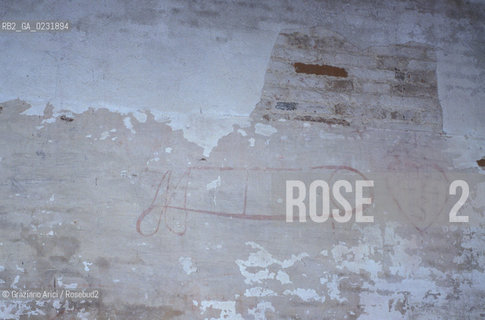 Caption: Nome:..ISOLA DEL LAZZARETTO NUOVO: TEZON GRANDE....Localizzazione:..VENEZIA / ISOLA DEL LAZZARETTO NUOVO / LAGUNA NORD..VENICE / THE ISLE OF LAZZARETTO NUOVO / THE NORTH LAGOON..Soggetto:..ISOLA DEL LAZZARETTO NUOVO / INTERNO DI UN EDIFICIO / TEZON GRANDE / GRAFFITI..THE ISLE OF LAZZARETTO NUOVO / INTERIOR OF A BUILDING ..Cronologia:......Autore:.. ....Stile:......Editori Stampatori:......Committenza:......Materia e Tecnica:......Collocazione:......Note:..NEL XV SEC. DIVENTA LAZZARETTO PER LESPURGO DELLE MERCI E SUCCESSIVAMENTE DELLE PERSONE SOSPETTE DI CONTAGIO. DOPO LA PESTILENZA DEL XVI SEC. VIENE ABBANDONATA E NEL 1800 DIVENTA ZONA MILITARE ..THE ISLAND BECAME A QUARANTINE STATION IN XVth CENTURY, FIRST FOR GOODS AND LATER FOR INDIVIDUALS SUSPECTED OF BEING INFECTED. AFTER THE PLAGUES OF THE XVIth CENTURY, THE ISLAND WAS ABANDONED AND IT BECAME A MILITARY POST IN 1800 ..Riproduzione Fotografica:..Graziano Arici/Rosebud2 ...Copyright:..Graziano Arici / rosebud2/....Data:..1992....Costo:..A....Key:..ISOLE ABBANDONATE..UNINHABITED ISLANDS
