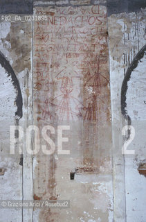 Caption: Nome:..ISOLA DEL LAZZARETTO NUOVO: TEZON GRANDE....Localizzazione:..VENEZIA / ISOLA DEL LAZZARETTO NUOVO / LAGUNA NORD..VENICE / THE ISLE OF LAZZARETTO NUOVO / THE NORTH LAGOON..Soggetto:..ISOLA DEL LAZZARETTO NUOVO / INTERNO DI UN EDIFICIO / TEZON GRANDE / GRAFFITI..THE ISLE OF LAZZARETTO NUOVO / INTERIOR OF A BUILDING ..Cronologia:......Autore:.. ....Stile:......Editori Stampatori:......Committenza:......Materia e Tecnica:......Collocazione:......Note:..NEL XV SEC. DIVENTA LAZZARETTO PER LESPURGO DELLE MERCI E SUCCESSIVAMENTE DELLE PERSONE SOSPETTE DI CONTAGIO. DOPO LA PESTILENZA DEL XVI SEC. VIENE ABBANDONATA E NEL 1800 DIVENTA ZONA MILITARE ..THE ISLAND BECAME A QUARANTINE STATION IN XVth CENTURY, FIRST FOR GOODS AND LATER FOR INDIVIDUALS SUSPECTED OF BEING INFECTED. AFTER THE PLAGUES OF THE XVIth CENTURY, THE ISLAND WAS ABANDONED AND IT BECAME A MILITARY POST IN 1800 ..Riproduzione Fotografica:..Graziano Arici/Rosebud2 ...Copyright:..Graziano Arici / rosebud2/....Data:..1992....Costo:..A....Key:..ISOLE ABBANDONATE..UNINHABITED ISLANDS
