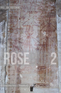 Caption: Nome:..ISOLA DEL LAZZARETTO NUOVO: TEZON GRANDE....Localizzazione:..VENEZIA / ISOLA DEL LAZZARETTO NUOVO / LAGUNA NORD..VENICE / THE ISLE OF LAZZARETTO NUOVO / THE NORTH LAGOON..Soggetto:..ISOLA DEL LAZZARETTO NUOVO / INTERNO DI UN EDIFICIO / TEZON GRANDE / GRAFFITI..THE ISLE OF LAZZARETTO NUOVO / INTERIOR OF A BUILDING ..Cronologia:......Autore:.. ....Stile:......Editori Stampatori:......Committenza:......Materia e Tecnica:......Collocazione:......Note:..NEL XV SEC. DIVENTA LAZZARETTO PER LESPURGO DELLE MERCI E SUCCESSIVAMENTE DELLE PERSONE SOSPETTE DI CONTAGIO. DOPO LA PESTILENZA DEL XVI SEC. VIENE ABBANDONATA E NEL 1800 DIVENTA ZONA MILITARE ..THE ISLAND BECAME A QUARANTINE STATION IN XVth CENTURY, FIRST FOR GOODS AND LATER FOR INDIVIDUALS SUSPECTED OF BEING INFECTED. AFTER THE PLAGUES OF THE XVIth CENTURY, THE ISLAND WAS ABANDONED AND IT BECAME A MILITARY POST IN 1800 ..Riproduzione Fotografica:..Graziano Arici/Rosebud2 ...Copyright:..Graziano Arici / rosebud2/....Data:..1992....Costo:..A....Key:..ISOLE ABBANDONATE..UNINHABITED ISLANDS