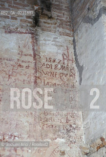 Caption: Nome:..ISOLA DEL LAZZARETTO NUOVO: TEZON GRANDE....Localizzazione:..VENEZIA / ISOLA DEL LAZZARETTO NUOVO / LAGUNA NORD..VENICE / THE ISLE OF LAZZARETTO NUOVO / THE NORTH LAGOON..Soggetto:..ISOLA DEL LAZZARETTO NUOVO / INTERNO DI UN EDIFICIO / TEZON GRANDE / GRAFFITI..THE ISLE OF LAZZARETTO NUOVO / INTERIOR OF A BUILDING ..Cronologia:......Autore:.. ....Stile:......Editori Stampatori:......Committenza:......Materia e Tecnica:......Collocazione:......Note:..NEL XV SEC. DIVENTA LAZZARETTO PER LESPURGO DELLE MERCI E SUCCESSIVAMENTE DELLE PERSONE SOSPETTE DI CONTAGIO. DOPO LA PESTILENZA DEL XVI SEC. VIENE ABBANDONATA E NEL 1800 DIVENTA ZONA MILITARE ..THE ISLAND BECAME A QUARANTINE STATION IN XVth CENTURY, FIRST FOR GOODS AND LATER FOR INDIVIDUALS SUSPECTED OF BEING INFECTED. AFTER THE PLAGUES OF THE XVIth CENTURY, THE ISLAND WAS ABANDONED AND IT BECAME A MILITARY POST IN 1800 ..Riproduzione Fotografica:..Graziano Arici/Rosebud2 ...Copyright:..Graziano Arici / rosebud2/....Data:..1992....Costo:..A....Key:..ISOLE ABBANDONATE..UNINHABITED ISLANDS