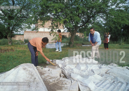 Caption: Nome:..ISOLA DEL LAZZARETTO NUOVO....Localizzazione:..VENEZIA / ISOLA DEL LAZZARETTO NUOVO / LAGUNA NORD..VENICE / THE ISLE OF LAZZARETTO NUOVO / THE NORTH LAGOON..Soggetto:..ISOLA DEL LAZZARETTO NUOVO / VOLONTARI DEL EKOS CLUB - ARCHEOCLUB DITALIA SONO ALLOPERA PER RIPULIRE E  SALVARE LISOLA DAL DECADIMENTO / RILIEVI SU UNA LAPIDE..THE ISLE OF LAZZARETTO NUOVO / VOLUNTARY EKOS CLUB - ARCHEOCLUB DITALIA ASSOCIATION  WORKING TO CLEAN AND TO SAVE THE ISLAND FROM DECAY / REMARKS ON A PLAQUE..Cronologia:......Autore:.. ....Stile:......Editori Stampatori:......Committenza:......Materia e Tecnica:......Collocazione:......Note:..NEL XV SEC. DIVENTA LAZZARETTO PER LESPURGO DELLE MERCI E SUCCESSIVAMENTE DELLE PERSONE SOSPETTE DI CONTAGIO. DOPO LA PESTILENZA DEL XVI SEC. VIENE ABBANDONATA E NEL 1800 DIVENTA ZONA MILITARE ..THE ISLAND BECAME A QUARANTINE STATION IN XVth CENTURY, FIRST FOR GOODS AND LATER FOR INDIVIDUALS SUSPECTED OF BEING INFECTED. AFTER THE PLAGUES OF THE XVIth CENTURY, THE ISLAND WAS ABANDONED AND IT BECAME A MILITARY POST IN 1800 ..Riproduzione Fotografica:..Graziano Arici/Rosebud2 ...Copyright:..Graziano Arici / rosebud2/....Data:..1992....Costo:..A....Key:..ISOLE ABBANDONATE..UNINHABITED ISLANDS