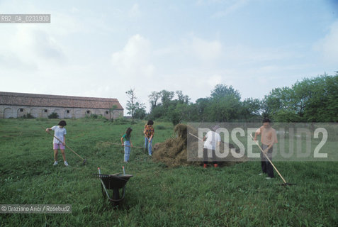 Caption: Nome:..ISOLA DEL LAZZARETTO NUOVO....Localizzazione:..VENEZIA / ISOLA DEL LAZZARETTO NUOVO / LAGUNA NORD..VENICE / THE ISLE OF LAZZARETTO NUOVO / THE NORTH LAGOON..Soggetto:..ISOLA DEL LAZZARETTO NUOVO / VOLONTARI DEL EKOS CLUB - ARCHEOCLUB DITALIA SONO ALLOPERA PER RIPULIRE E  SALVARE LISOLA DAL DECADIMENTO..THE ISLE OF LAZZARETTO NUOVO / VOLUNTARY EKOS CLUB - ARCHEOCLUB DITALIA ASSOCIATION  WORKING TO CLEAN AND TO SAVE THE ISLAND FROM DECAY..Cronologia:......Autore:.. ....Stile:......Editori Stampatori:......Committenza:......Materia e Tecnica:......Collocazione:......Note:..NEL XV SEC. DIVENTA LAZZARETTO PER LESPURGO DELLE MERCI E SUCCESSIVAMENTE DELLE PERSONE SOSPETTE DI CONTAGIO. DOPO LA PESTILENZA DEL XVI SEC. VIENE ABBANDONATA E NEL 1800 DIVENTA ZONA MILITARE ..THE ISLAND BECAME A QUARANTINE STATION IN XVth CENTURY, FIRST FOR GOODS AND LATER FOR INDIVIDUALS SUSPECTED OF BEING INFECTED. AFTER THE PLAGUES OF THE XVIth CENTURY, THE ISLAND WAS ABANDONED AND IT BECAME A MILITARY POST IN 1800 ..Riproduzione Fotografica:..Graziano Arici/Rosebud2 ...Copyright:..Graziano Arici / rosebud2/....Data:..1992....Costo:..A....Key:..ISOLE ABBANDONATE..UNINHABITED ISLANDS