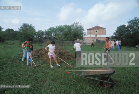 Caption: Nome:..ISOLA DEL LAZZARETTO NUOVO....Localizzazione:..VENEZIA / ISOLA DEL LAZZARETTO NUOVO / LAGUNA NORD..VENICE / THE ISLE OF LAZZARETTO NUOVO / THE NORTH LAGOON..Soggetto:..ISOLA DEL LAZZARETTO NUOVO / VOLONTARI DEL EKOS CLUB - ARCHEOCLUB DITALIA SONO ALLOPERA PER RIPULIRE E  SALVARE LISOLA DAL DECADIMENTO..THE ISLE OF LAZZARETTO NUOVO / VOLUNTARY EKOS CLUB - ARCHEOCLUB DITALIA ASSOCIATION  WORKING TO CLEAN AND TO SAVE THE ISLAND FROM DECAY..Cronologia:......Autore:.. ....Stile:......Editori Stampatori:......Committenza:......Materia e Tecnica:......Collocazione:......Note:..NEL XV SEC. DIVENTA LAZZARETTO PER LESPURGO DELLE MERCI E SUCCESSIVAMENTE DELLE PERSONE SOSPETTE DI CONTAGIO. DOPO LA PESTILENZA DEL XVI SEC. VIENE ABBANDONATA E NEL 1800 DIVENTA ZONA MILITARE ..THE ISLAND BECAME A QUARANTINE STATION IN XVth CENTURY, FIRST FOR GOODS AND LATER FOR INDIVIDUALS SUSPECTED OF BEING INFECTED. AFTER THE PLAGUES OF THE XVIth CENTURY, THE ISLAND WAS ABANDONED AND IT BECAME A MILITARY POST IN 1800 ..Riproduzione Fotografica:..Graziano Arici/Rosebud2 ...Copyright:..Graziano Arici / rosebud2/....Data:..1992....Costo:..A....Key:..ISOLE ABBANDONATE..UNINHABITED ISLANDS
