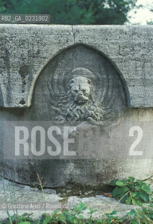 Caption: Nome:..ISOLA DEL LAZZARETTO NUOVO: LEONE SCOLPITO SU VERA DA POZZO....Localizzazione:..VENEZIA / ISOLA DEL LAZZARETTO NUOVO / LAGUNA NORD..VENICE / THE ISLE OF LAZZARETTO NUOVO / THE NORTH LAGOON..Soggetto:..ISOLA DEL LAZZARETTO NUOVO / LEONE SCOLPITO SU VERA DA POZZO..THE ISLE OF LAZZARETTO NUOVO / SCULPTURED LION ON WELL CURB ..Cronologia:......Autore:.. ....Stile:......Editori Stampatori:......Committenza:......Materia e Tecnica:......Collocazione:......Note:..NEL XV SEC. DIVENTA LAZZARETTO PER LESPURGO DELLE MERCI E SUCCESSIVAMENTE DELLE PERSONE SOSPETTE DI CONTAGIO. DOPO LA PESTILENZA DEL XVI SEC. VIENE ABBANDONATA E NEL 1800 DIVENTA ZONA MILITARE ..THE ISLAND BECAME A QUARANTINE STATION IN XVth CENTURY, FIRST FOR GOODS AND LATER FOR INDIVIDUALS SUSPECTED OF BEING INFECTED. AFTER THE PLAGUES OF THE XVIth CENTURY, THE ISLAND WAS ABANDONED AND IT BECAME A MILITARY POST IN 1800 ..Riproduzione Fotografica:..Graziano Arici/Rosebud2 ...Copyright:..Graziano Arici / rosebud2/....Data:..1992....Costo:..A....Key:..ISOLE ABBANDONATE..UNINHABITED ISLANDS