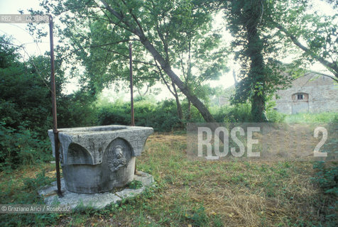 Caption: Nome:..ISOLA DEL LAZZARETTO NUOVO: VERA DA POZZO....Localizzazione:..VENEZIA / ISOLA DEL LAZZARETTO NUOVO / LAGUNA NORD..VENICE / THE ISLE OF LAZZARETTO NUOVO / THE NORTH LAGOON..Soggetto:..ISOLA DEL LAZZARETTO NUOVO / VERA DA POZZO..THE ISLE OF LAZZARETTO NUOVO / WELL CURB ..Cronologia:......Autore:.. ....Stile:......Editori Stampatori:......Committenza:......Materia e Tecnica:......Collocazione:......Note:..NEL XV SEC. DIVENTA LAZZARETTO PER LESPURGO DELLE MERCI E SUCCESSIVAMENTE DELLE PERSONE SOSPETTE DI CONTAGIO. DOPO LA PESTILENZA DEL XVI SEC. VIENE ABBANDONATA E NEL 1800 DIVENTA ZONA MILITARE ..THE ISLAND BECAME A QUARANTINE STATION IN XVth CENTURY, FIRST FOR GOODS AND LATER FOR INDIVIDUALS SUSPECTED OF BEING INFECTED. AFTER THE PLAGUES OF THE XVIth CENTURY, THE ISLAND WAS ABANDONED AND IT BECAME A MILITARY POST IN 1800 ..Riproduzione Fotografica:..Graziano Arici/Rosebud2 ...Copyright:..Graziano Arici / rosebud2/....Data:..1992....Costo:..A....Key:..ISOLE ABBANDONATE..UNINHABITED ISLANDS