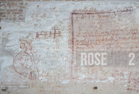 Caption: Caption: Nome:..ISOLA DEL LAZZARETTO NUOVO: TEZON GRANDE....Localizzazione:..VENEZIA / ISOLA DEL LAZZARETTO NUOVO / LAGUNA NORD..VENICE / THE ISLE OF LAZZARETTO NUOVO / THE NORTH LAGOON..Soggetto:..ISOLA DEL LAZZARETTO NUOVO / INTERNO DI UN EDIFICIO / TEZON GRANDE / GRAFFITI NAVE..THE ISLE OF LAZZARETTO NUOVO / INTERIOR OF A BUILDING ..Cronologia:......Autore:.. ....Stile:......Editori Stampatori:......Committenza:......Materia e Tecnica:......Collocazione:......Note:..NEL XV SEC. DIVENTA LAZZARETTO PER LESPURGO DELLE MERCI E SUCCESSIVAMENTE DELLE PERSONE SOSPETTE DI CONTAGIO. DOPO LA PESTILENZA DEL XVI SEC. VIENE ABBANDONATA E NEL 1800 DIVENTA ZONA MILITARE ..THE ISLAND BECAME A QUARANTINE STATION IN XVth CENTURY, FIRST FOR GOODS AND LATER FOR INDIVIDUALS SUSPECTED OF BEING INFECTED. AFTER THE PLAGUES OF THE XVIth CENTURY, THE ISLAND WAS ABANDONED AND IT BECAME A MILITARY POST IN 1800 ..Riproduzione Fotografica:..Graziano Arici/Rosebud2 ...Copyright:..Graziano Arici / rosebud2/....Data:..1992....Costo:..A....Key:..ISOLE ABBANDONATE..UNINHABITED ISLANDS