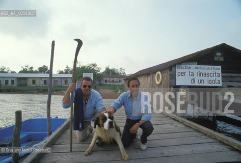Caption: Nome:..ISOLA DEL LAZZARETTO NUOVO....Localizzazione:..VENEZIA / ISOLA DEL LAZZARETTO NUOVO / LAGUNA NORD..VENICE / THE ISLE OF LAZZARETTO NUOVO / THE NORTH LAGOON..Soggetto:..ISOLA DEL LAZZARETTO NUOVO / VOLONTARI DEL EKOS CLUB - ARCHEOCLUB DITALIA SONO ALLOPERA PER RIPULIRE E  SALVARE LISOLA DAL DECADIMENTO..THE ISLE OF LAZZARETTO NUOVO /  VOLUNTARY EKOS CLUB - ARCHEOCLUB DITALIA ASSOCIATION  WORKING TO CLEAN AND TO SAVE THE ISLAND FROM DECAY..Cronologia:......Autore:.. ....Stile:......Editori Stampatori:......Committenza:......Materia e Tecnica:......Collocazione:......Note:..NEL XV SEC. DIVENTA LAZZARETTO PER LESPURGO DELLE MERCI E SUCCESSIVAMENTE DELLE PERSONE SOSPETTE DI CONTAGIO. DOPO LA PESTILENZA DEL XVI SEC. VIENE ABBANDONATA E NEL 1800 DIVENTA ZONA MILITARE ..THE ISLAND BECAME A QUARANTINE STATION IN XVth CENTURY, FIRST FOR GOODS AND LATER FOR INDIVIDUALS SUSPECTED OF BEING INFECTED. AFTER THE PLAGUES OF THE XVIth CENTURY, THE ISLAND WAS ABANDONED AND IT BECAME A MILITARY POST IN 1800 ..Riproduzione Fotografica:..Graziano Arici/Rosebud2 ...Copyright:..Graziano Arici / rosebud2/....Data:..1992....Costo:..A....Key:..ISOLE ABBANDONATE..UNINHABITED ISLANDS