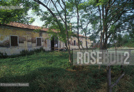Caption: Nome:..ISOLA DEL LAZZARETTO NUOVO....Localizzazione:..VENEZIA / ISOLA DEL LAZZARETTO NUOVO / LAGUNA NORD..VENICE / THE ISLE OF LAZZARETTO NUOVO / THE NORTH LAGOON..Soggetto:..ISOLA DEL LAZZARETTO NUOVO / EDIFICIO..THE ISLE OF LAZZARETTO NUOVO / BUILDING ..Cronologia:......Autore:.. ....Stile:......Editori Stampatori:......Committenza:......Materia e Tecnica:......Collocazione:......Note:..NEL XV SEC. DIVENTA LAZZARETTO PER LESPURGO DELLE MERCI E SUCCESSIVAMENTE DELLE PERSONE SOSPETTE DI CONTAGIO. DOPO LA PESTILENZA DEL XVI SEC. VIENE ABBANDONATA E NEL 1800 DIVENTA ZONA MILITARE ..THE ISLAND BECAME A QUARANTINE STATION IN XVth CENTURY, FIRST FOR GOODS AND LATER FOR INDIVIDUALS SUSPECTED OF BEING INFECTED. AFTER THE PLAGUES OF THE XVIth CENTURY, THE ISLAND WAS ABANDONED AND IT BECAME A MILITARY POST IN 1800 ..Riproduzione Fotografica:..Graziano Arici/Rosebud2 ...Copyright:..Graziano Arici / rosebud2/....Data:..1992....Costo:..A....Key:..ISOLE ABBANDONATE..UNINHABITED ISLANDS