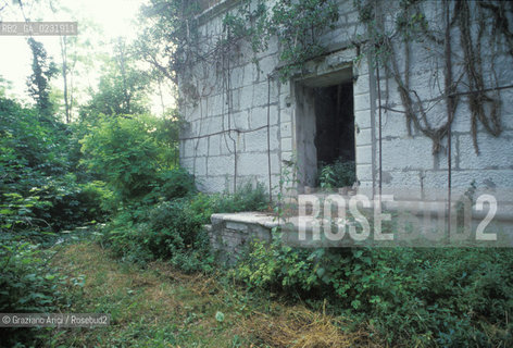 Caption: Nome:..ISOLA DEL LAZZARETTO NUOVO....Localizzazione:..VENEZIA / ISOLA DEL LAZZARETTO NUOVO / LAGUNA NORD..VENICE / THE ISLE OF LAZZARETTO NUOVO / THE NORTH LAGOON..Soggetto:..ISOLA DEL LAZZARETTO NUOVO / POLVERIERA..THE ISLE OF LAZZARETTO NUOVO / POWDER MAGAZINE..Cronologia:......Autore:.. ....Stile:......Editori Stampatori:......Committenza:......Materia e Tecnica:......Collocazione:......Note:..NEL XV SEC. DIVENTA LAZZARETTO PER LESPURGO DELLE MERCI E SUCCESSIVAMENTE DELLE PERSONE SOSPETTE DI CONTAGIO. DOPO LA PESTILENZA DEL XVI SEC. VIENE ABBANDONATA E NEL 1800 DIVENTA ZONA MILITARE ..THE ISLAND BECAME A QUARANTINE STATION IN XVth CENTURY, FIRST FOR GOODS AND LATER FOR INDIVIDUALS SUSPECTED OF BEING INFECTED. AFTER THE PLAGUES OF THE XVIth CENTURY, THE ISLAND WAS ABANDONED AND IT BECAME A MILITARY POST IN 1800 ..Riproduzione Fotografica:..Graziano Arici/Rosebud2 ...Copyright:..Graziano Arici / rosebud2/....Data:..1992....Costo:..A....Key:..ISOLE ABBANDONATE..UNINHABITED ISLANDS