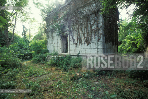 Caption: Nome:..ISOLA DEL LAZZARETTO NUOVO....Localizzazione:..VENEZIA / ISOLA DEL LAZZARETTO NUOVO / LAGUNA NORD..VENICE / THE ISLE OF LAZZARETTO NUOVO / THE NORTH LAGOON..Soggetto:..ISOLA DEL LAZZARETTO NUOVO / POLVERIERA..THE ISLE OF LAZZARETTO NUOVO / POWDER MAGAZINE..Cronologia:......Autore:.. ....Stile:......Editori Stampatori:......Committenza:......Materia e Tecnica:......Collocazione:......Note:..NEL XV SEC. DIVENTA LAZZARETTO PER LESPURGO DELLE MERCI E SUCCESSIVAMENTE DELLE PERSONE SOSPETTE DI CONTAGIO. DOPO LA PESTILENZA DEL XVI SEC. VIENE ABBANDONATA E NEL 1800 DIVENTA ZONA MILITARE ..THE ISLAND BECAME A QUARANTINE STATION IN XVth CENTURY, FIRST FOR GOODS AND LATER FOR INDIVIDUALS SUSPECTED OF BEING INFECTED. AFTER THE PLAGUES OF THE XVIth CENTURY, THE ISLAND WAS ABANDONED AND IT BECAME A MILITARY POST IN 1800 ..Riproduzione Fotografica:..Graziano Arici/Rosebud2 ...Copyright:..Graziano Arici / rosebud2/....Data:..1992....Costo:..A....Key:..ISOLE ABBANDONATE..UNINHABITED ISLANDS