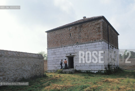 Caption: Nome:..ISOLA DEL LAZZARETTO NUOVO: POLVERIERA....Localizzazione:..VENEZIA / ISOLA DEL LAZZARETTO NUOVO / LAGUNA NORD..VENICE / THE ISLE OF LAZZARETTO NUOVO / THE NORTH LAGOON..Soggetto:..ISOLA DEL LAZZARETTO NUOVO / POLVERIERA..THE ISLE OF LAZZARETTO NUOVO / POWDER MAGAZINE..Cronologia:......Autore:.. ....Stile:......Editori Stampatori:......Committenza:......Materia e Tecnica:......Collocazione:......Note:..NEL XV SEC. DIVENTA LAZZARETTO PER LESPURGO DELLE MERCI E SUCCESSIVAMENTE DELLE PERSONE SOSPETTE DI CONTAGIO. DOPO LA PESTILENZA DEL XVI SEC. VIENE ABBANDONATA E NEL 1800 DIVENTA ZONA MILITARE ..THE ISLAND BECAME A QUARANTINE STATION IN XVth CENTURY, FIRST FOR GOODS AND LATER FOR INDIVIDUALS SUSPECTED OF BEING INFECTED. AFTER THE PLAGUES OF THE XVIth CENTURY, THE ISLAND WAS ABANDONED AND IT BECAME A MILITARY POST IN 1800 ..Riproduzione Fotografica:..Graziano Arici/Rosebud2 ...Copyright:..Graziano Arici / rosebud2/....Data:..1992....Costo:..A....Key:..ISOLE ABBANDONATE..UNINHABITED ISLANDS