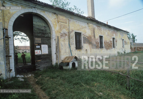 Caption: Nome:..ISOLA DEL LAZZARETTO NUOVO....Localizzazione:..VENEZIA / ISOLA DEL LAZZARETTO NUOVO / LAGUNA NORD..VENICE / THE ISLE OF LAZZARETTO NUOVO / THE NORTH LAGOON..Soggetto:..ISOLA DEL LAZZARETTO NUOVO / EDIFICIO..THE ISLE OF LAZZARETTO NUOVO / BUILDING ..Cronologia:......Autore:.. ....Stile:......Editori Stampatori:......Committenza:......Materia e Tecnica:......Collocazione:......Note:..NEL XV SEC. DIVENTA LAZZARETTO PER LESPURGO DELLE MERCI E SUCCESSIVAMENTE DELLE PERSONE SOSPETTE DI CONTAGIO. DOPO LA PESTILENZA DEL XVI SEC. VIENE ABBANDONATA E NEL 1800 DIVENTA ZONA MILITARE ..THE ISLAND BECAME A QUARANTINE STATION IN XVth CENTURY, FIRST FOR GOODS AND LATER FOR INDIVIDUALS SUSPECTED OF BEING INFECTED. AFTER THE PLAGUES OF THE XVIth CENTURY, THE ISLAND WAS ABANDONED AND IT BECAME A MILITARY POST IN 1800 ..Riproduzione Fotografica:..Graziano Arici/Rosebud2 ...Copyright:..Graziano Arici / rosebud2/....Data:..1992....Costo:..A....Key:..ISOLE ABBANDONATE..UNINHABITED ISLANDS