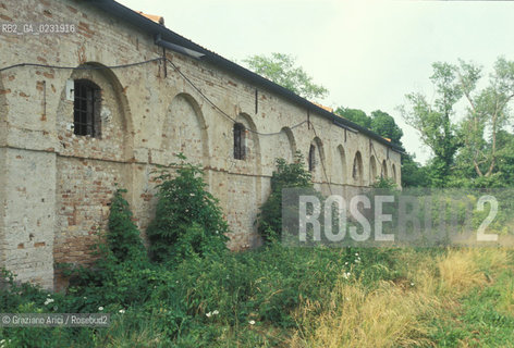 Caption: Nome:..ISOLA DEL LAZZARETTO NUOVO....Localizzazione:..VENEZIA / ISOLA DEL LAZZARETTO NUOVO / LAGUNA NORD..VENICE / THE ISLE OF LAZZARETTO NUOVO / THE NORTH LAGOON..Soggetto:..ISOLA DEL LAZZARETTO NUOVO / EDIFICIO..THE ISLE OF LAZZARETTO NUOVO / BUILDING ..Cronologia:......Autore:.. ....Stile:......Editori Stampatori:......Committenza:......Materia e Tecnica:......Collocazione:......Note:..NEL XV SEC. DIVENTA LAZZARETTO PER LESPURGO DELLE MERCI E SUCCESSIVAMENTE DELLE PERSONE SOSPETTE DI CONTAGIO. DOPO LA PESTILENZA DEL XVI SEC. VIENE ABBANDONATA E NEL 1800 DIVENTA ZONA MILITARE ..THE ISLAND BECAME A QUARANTINE STATION IN XVth CENTURY, FIRST FOR GOODS AND LATER FOR INDIVIDUALS SUSPECTED OF BEING INFECTED. AFTER THE PLAGUES OF THE XVIth CENTURY, THE ISLAND WAS ABANDONED AND IT BECAME A MILITARY POST IN 1800 ..Riproduzione Fotografica:..Graziano Arici/Rosebud2 ...Copyright:..Graziano Arici / rosebud2/....Data:..1992....Costo:..A....Key:..ISOLE ABBANDONATE..UNINHABITED ISLANDS