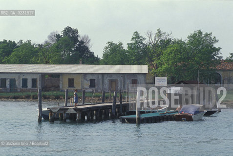 Caption: Nome:..ISOLA DEL LAZZARETTO NUOVO....Localizzazione:..VENEZIA / ISOLA DEL LAZZARETTO NUOVO / LAGUNA NORD..VENICE / THE ISLE OF LAZZARETTO NUOVO / THE NORTH LAGOON..Soggetto:..ISOLA DEL LAZZARETTO NUOVO / EDIFICIO..THE ISLE OF LAZZARETTO NUOVO / BUILDING ..Cronologia:......Autore:.. ....Stile:......Editori Stampatori:......Committenza:......Materia e Tecnica:......Collocazione:......Note:..NEL XV SEC. DIVENTA LAZZARETTO PER LESPURGO DELLE MERCI E SUCCESSIVAMENTE DELLE PERSONE SOSPETTE DI CONTAGIO. DOPO LA PESTILENZA DEL XVI SEC. VIENE ABBANDONATA E NEL 1800 DIVENTA ZONA MILITARE ..THE ISLAND BECAME A QUARANTINE STATION IN XVth CENTURY, FIRST FOR GOODS AND LATER FOR INDIVIDUALS SUSPECTED OF BEING INFECTED. AFTER THE PLAGUES OF THE XVIth CENTURY, THE ISLAND WAS ABANDONED AND IT BECAME A MILITARY POST IN 1800 ..Riproduzione Fotografica:..Graziano Arici/Rosebud2 ...Copyright:..Graziano Arici / rosebud2/....Data:..1992....Costo:..A....Key:..ISOLE ABBANDONATE..UNINHABITED ISLANDS