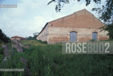 Caption: Nome:..ISOLA DEL LAZZARETTO NUOVO....Localizzazione:..VENEZIA / ISOLA DEL LAZZARETTO NUOVO / LAGUNA NORD..VENICE / THE ISLE OF LAZZARETTO NUOVO / THE NORTH LAGOON..Soggetto:..ISOLA DEL LAZZARETTO NUOVO / EDIFICIO..THE ISLE OF LAZZARETTO NUOVO / BUILDING ..Cronologia:......Autore:.. ....Stile:......Editori Stampatori:......Committenza:......Materia e Tecnica:......Collocazione:......Note:..NEL XV SEC. DIVENTA LAZZARETTO PER LESPURGO DELLE MERCI E SUCCESSIVAMENTE DELLE PERSONE SOSPETTE DI CONTAGIO. DOPO LA PESTILENZA DEL XVI SEC. VIENE ABBANDONATA E NEL 1800 DIVENTA ZONA MILITARE ..THE ISLAND BECAME A QUARANTINE STATION IN XVth CENTURY, FIRST FOR GOODS AND LATER FOR INDIVIDUALS SUSPECTED OF BEING INFECTED. AFTER THE PLAGUES OF THE XVIth CENTURY, THE ISLAND WAS ABANDONED AND IT BECAME A MILITARY POST IN 1800 ..Riproduzione Fotografica:..Graziano Arici/Rosebud2 ...Copyright:..Graziano Arici / rosebud2/....Data:..1992....Costo:..A....Key:..ISOLE ABBANDONATE..UNINHABITED ISLANDS